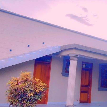 Evelina House Hostel Boma la Ngombe Exterior foto