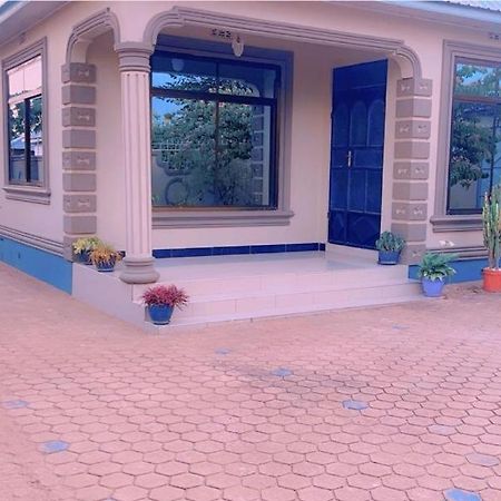 Evelina House Hostel Boma la Ngombe Exterior foto