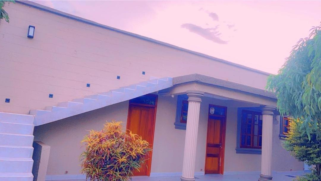 Evelina House Hostel Boma la Ngombe Exterior foto
