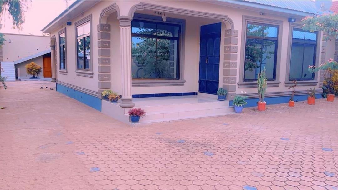 Evelina House Hostel Boma la Ngombe Exterior foto